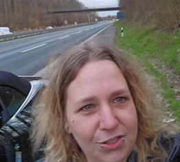 EXTREM RISKANTER PUBLIC PISS: Mitten auf der AUTOBAHN am SEITENSTREIFEN