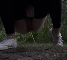 Schneller PISS im WALD!!! -Userwunsch