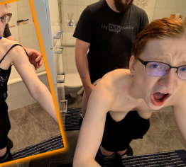 Überraschung von hinten! Quicky beim Zähne putzen!